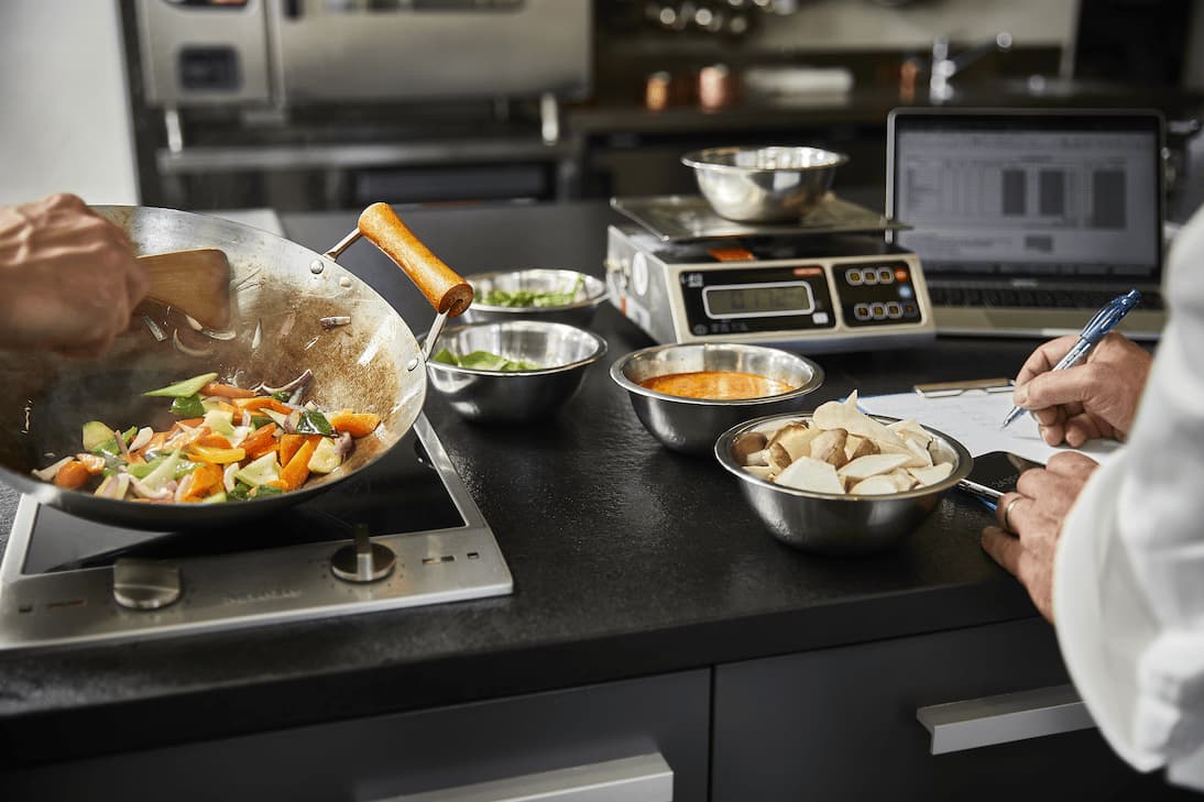 ilustrační obrázek vaření pokrmu